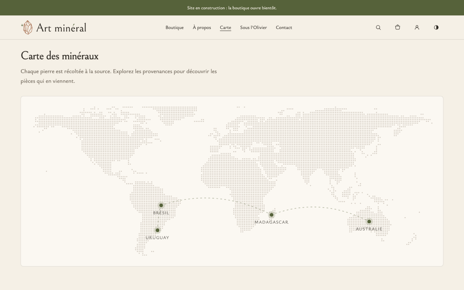 The “Carte des minéraux” page on desktop: a dotted world map with pins on Brazil, Uruguay, Madagascar and Australia, linked by a dashed route.
