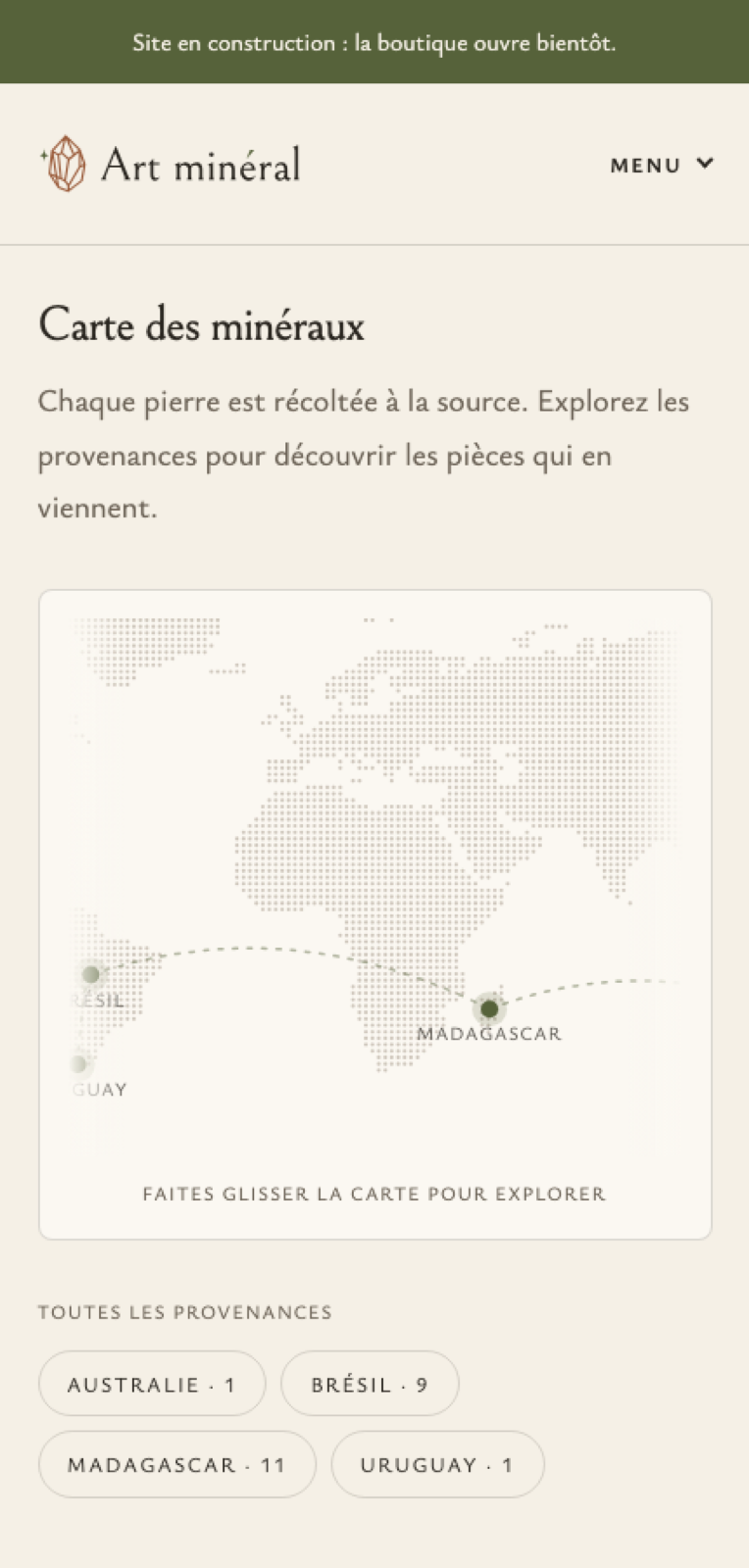 The same map on a phone: it scrolls horizontally, a caption tells the visitor to drag it, and below it each origin appears as a chip with its count (Australie 1, Brésil 9, Madagascar 11, Uruguay 1).