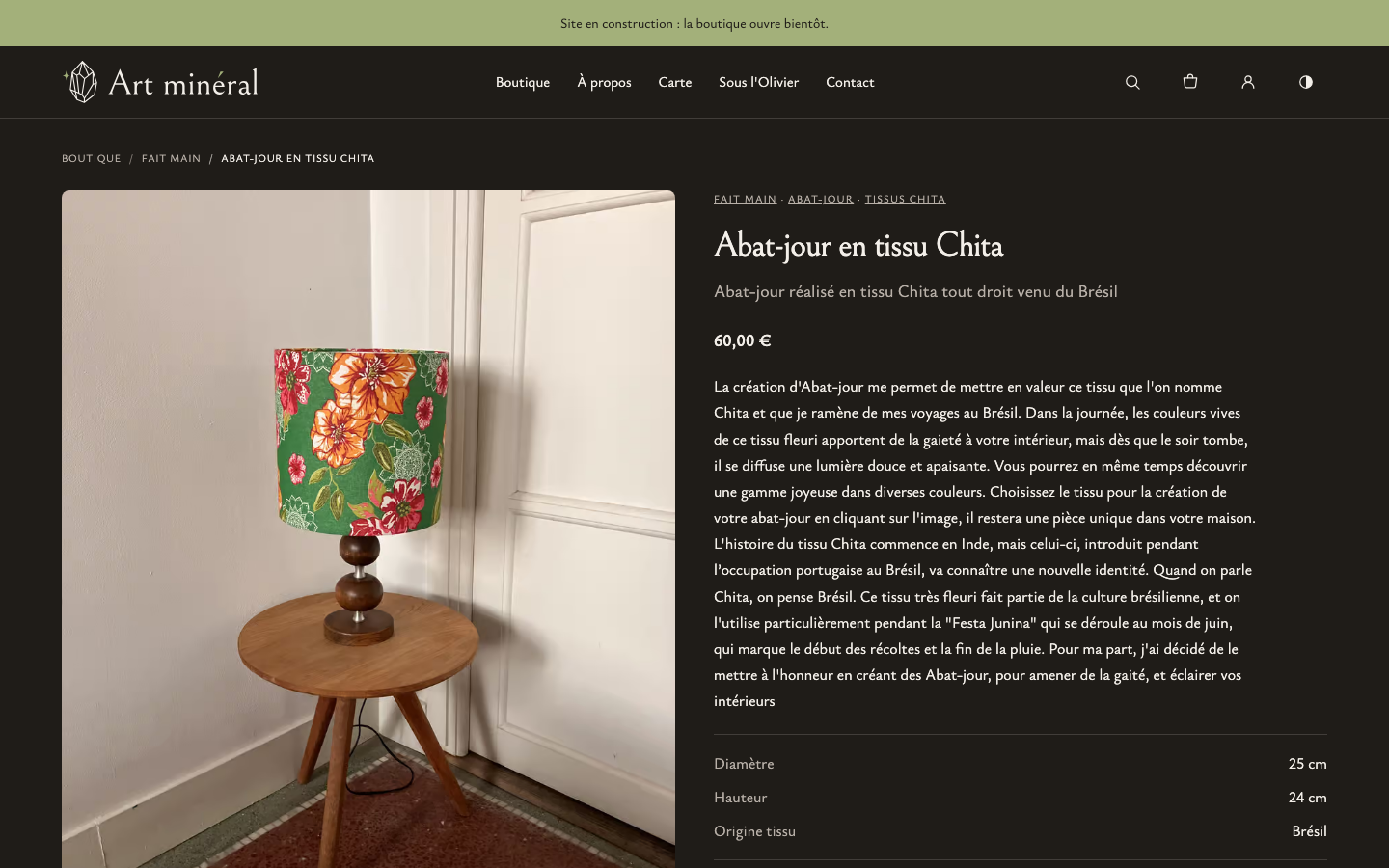 A product page on artmineral.fr, a site built on Elara: the breadcrumb, a photo of a lampshade in Brazilian Chita fabric, its title, price in euros, description and a table of attributes (diameter, height, origin of the fabric).