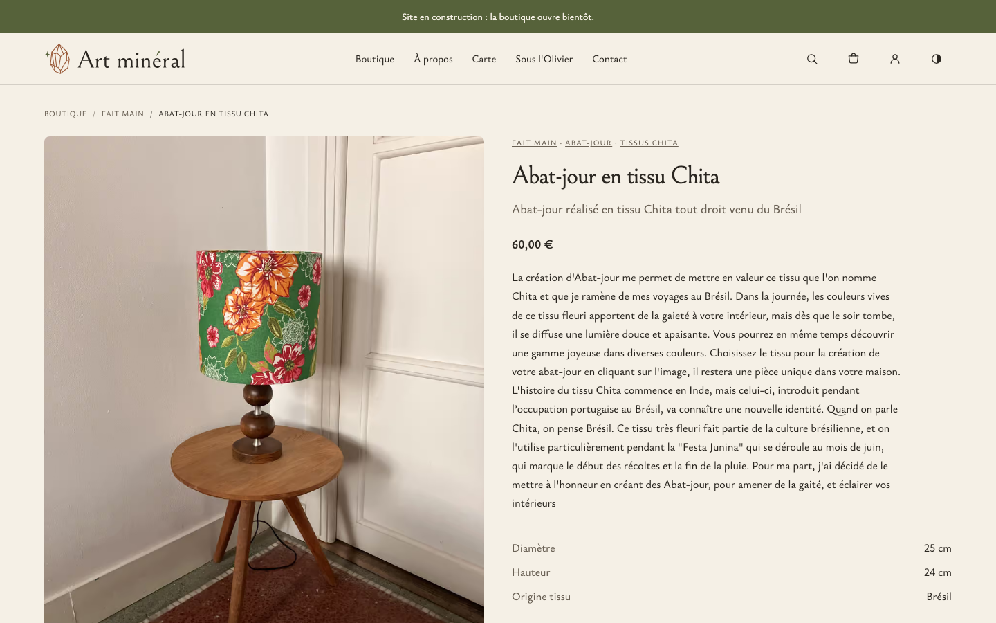 A product page on artmineral.fr, a site built on Elara: the breadcrumb, a photo of a lampshade in Brazilian Chita fabric, its title, price in euros, description and a table of attributes (diameter, height, origin of the fabric).