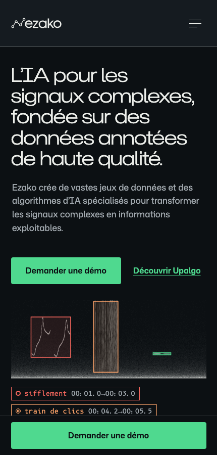 The French home page on a phone: the headline “L'IA pour les signaux complexes”, a “Demander une démo” button and the annotated spectrogram, with its annotations repeated as text just below.