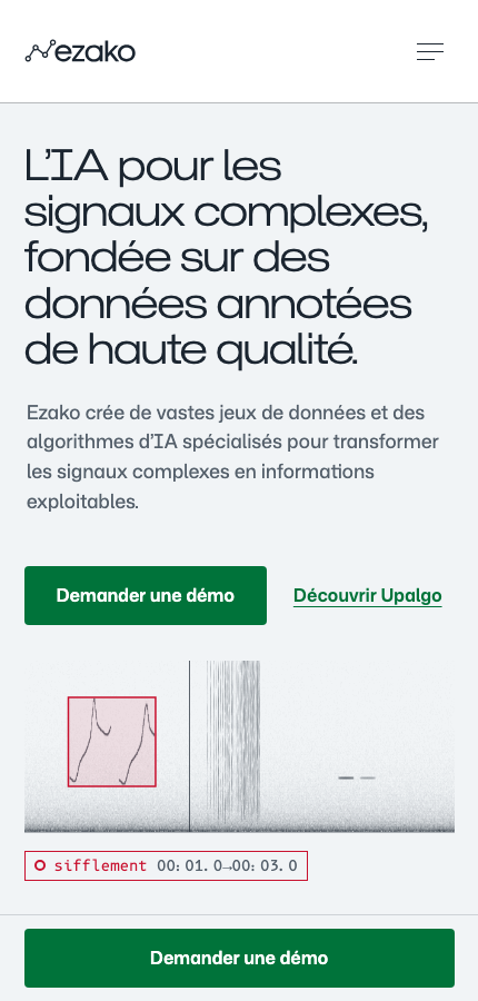 The French home page on a phone: the headline “L'IA pour les signaux complexes”, a “Demander une démo” button and the annotated spectrogram, with its annotations repeated as text just below.